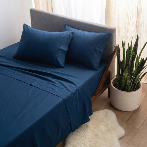Lit fait avec les draps NUVIA qui évacuent l'humidité, coloris bleu nuit
